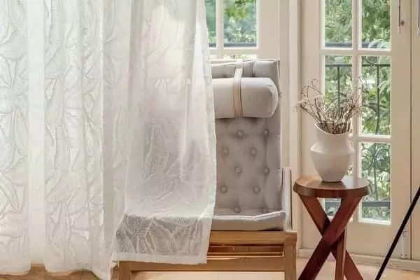 Áttetsző jacquard függöny pálmalevél mintával világos szobában