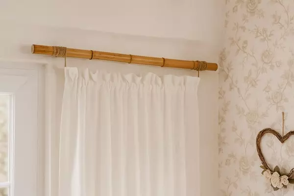 Romantikus stílusú karnis bambuszrúdból, fehér vászonfüggönnyel