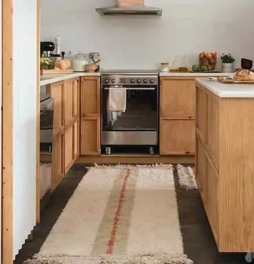 Boho stílusú krémszínű konyhai szőnyeg természetes fa bútorok között