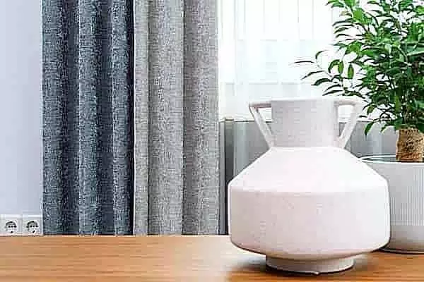Szürke dimout függöny minimalista stílusú nappaliban