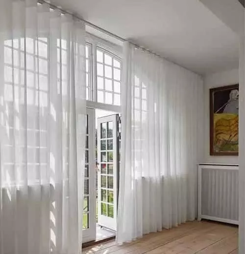 Elektromos karnis fehér mennyezeti sínen, légies függönnyel