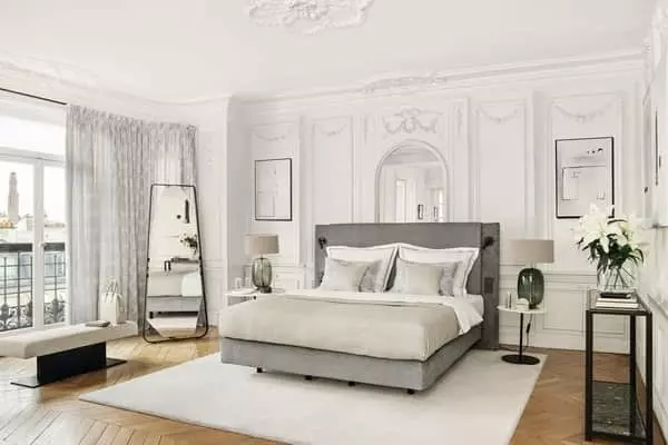 Fehér fényáteresztő függöny klasszikus, világos hálószobába Elegáns fehér fényáteresztő függöny klasszikus stílusú hálószobában