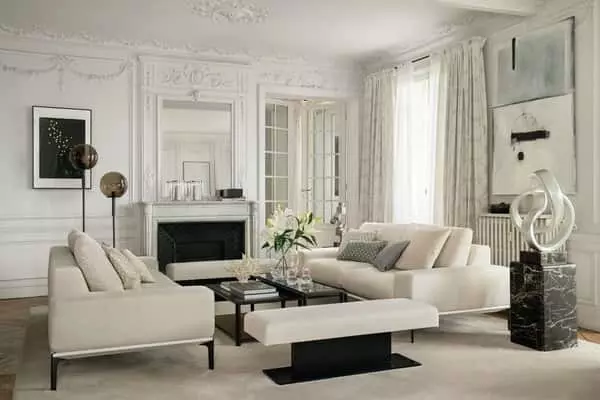 Elegáns fehér fényáteresztő függöny nappaliba, letisztult stílusban. Fehér fényáteresztő függöny klasszikus, elegáns nappaliban