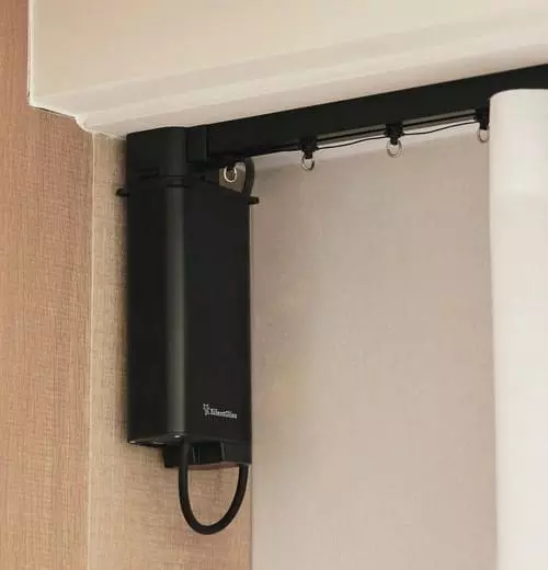 Fekete elektromos függönykarnis elegáns kivitelben