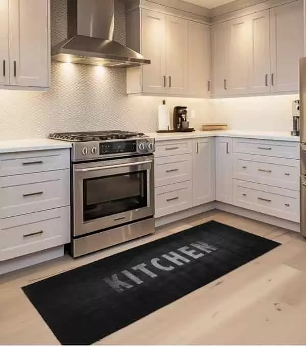 ekete konyhai szőnyeg modern enteriőrben, „KITCHEN” felirattal