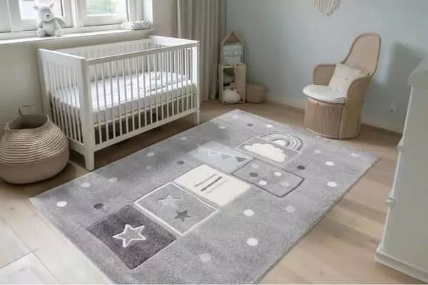 zürke gyerek szőnyeg ugrálóiskola és csillag mintával, kiságy mellett, világos gyerekszobában