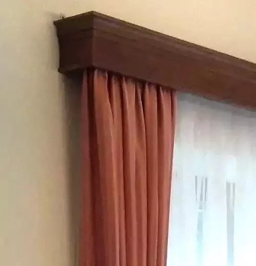 Hagyományos fa függönykarnis, sötét színben, elegáns függönymegoldással nappaliba