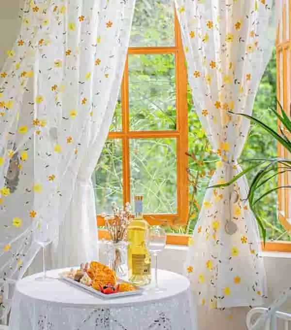 Hímzett átlátszó függöny – dekoratív részletekhez