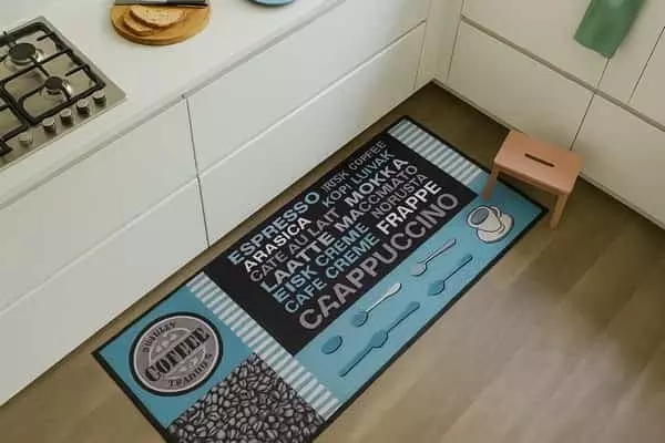 Kék kávémintás konyhai szőnyeg modern fehér konyhában