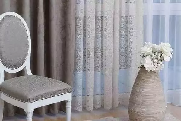 Jacquard függöny klasszikus damaszt mintával, sávos elrendezésben, sötétítővel kombinálva