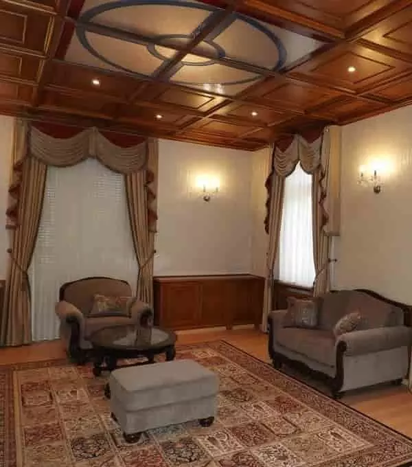 Hagyományos, bézs és bordó klasszikus draperia és sötétítő függöny garnitúra, eleganciát kölcsönöz a nagypolgári tereknek
