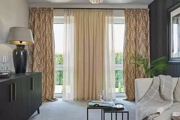 Klasszikus növénymintás Sable függöny bézs színben, elegáns nappaliban