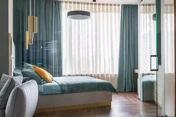  Türkiz blackout függöny arany részletekkel kombinált elegáns hálószobában