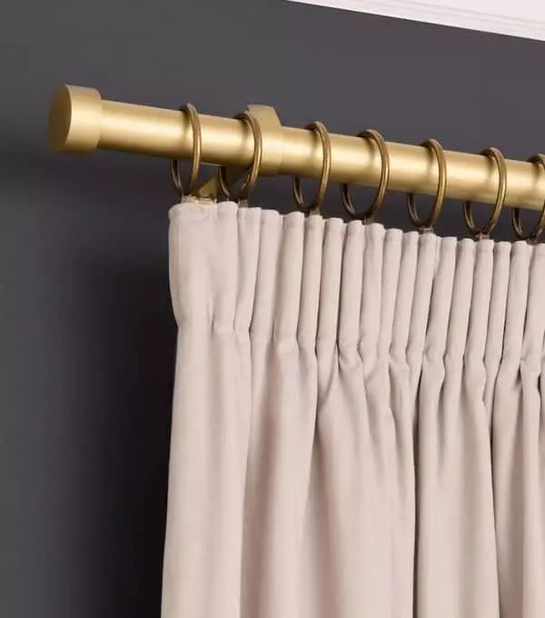Modern, fémből készült függönykarnis minimalista térhez