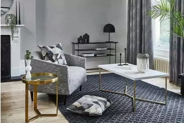 Minimalista stílus nappaliban sötét függönnyel és geometrikus textíliával Modern nappali grafitszürke függönnyel, fekete-fehér geometrikus párnával