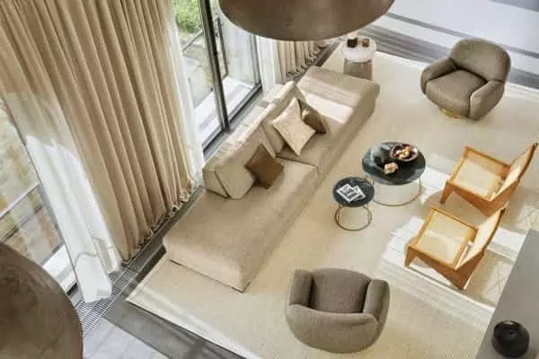 Modern fehér fényáteresztő függönyök nappaliba – stílusos és világos tér kialakításához Modern fehér fényáteresztő függönyök elegáns nappaliban, természetes fényben