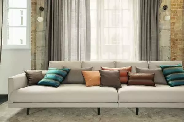 Modern sötét színű fényáteresztő függöny ipari hangulatú nappaliba Modern fényáteresztő függöny sötét színben, ipari stílusú nappaliban