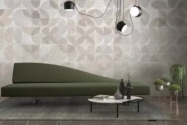 Modern, bézs színű, geometrikus mintájú tapéta, harmóniát teremt a zöld kanapéval.