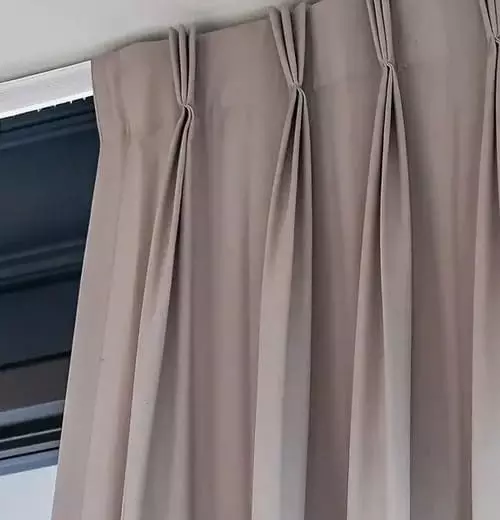 Modern nappali plafonra szerelt mennyezeti függönykarnissal és elegánsan omló textillel