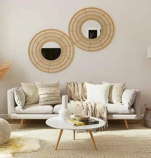 Világos modern skandináv nappali ötlet minimalista dekorációval Modern skandináv stílusú nappali lakberendezési ötlet kerek tükrökkel és világos bútorokkal