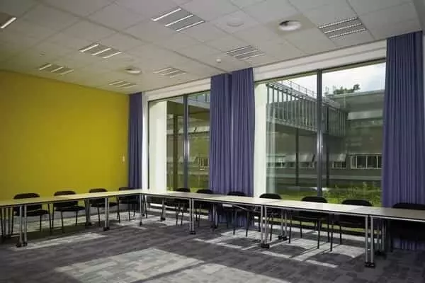 Elektromos függöny karnis az irodai ablakon