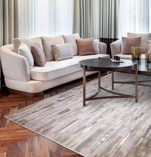 Modern nappaliba illő szőnyeg természetes árnyalatokkal Modern szőnyeg elegáns nappaliban, fa padlóval és világos bútorokkal