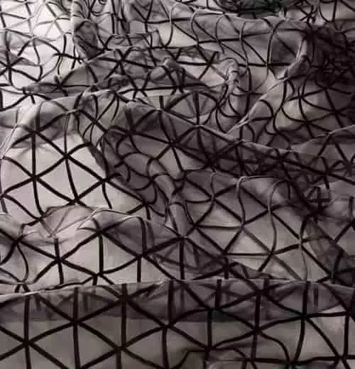 Modern organza függöny anyag geometrikus mintával, közelről
