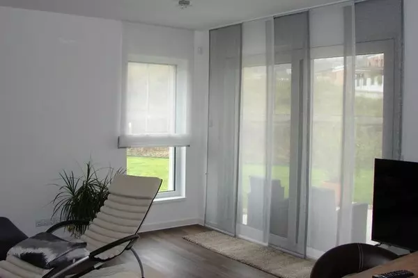 Szürke árnyalatú, öt pályás lapfüggöny modern munkasarokban