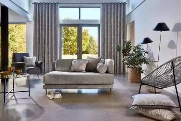 Mintás ringlis függöny modern világos nappaliban