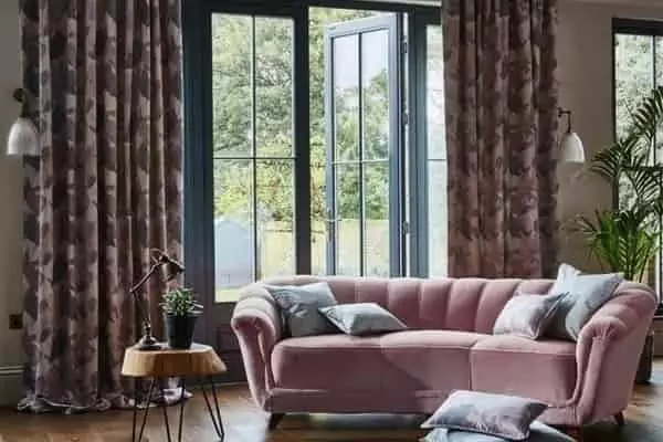 Mintás lila hangszigetelő függöny elegáns, romantikus nappaliban