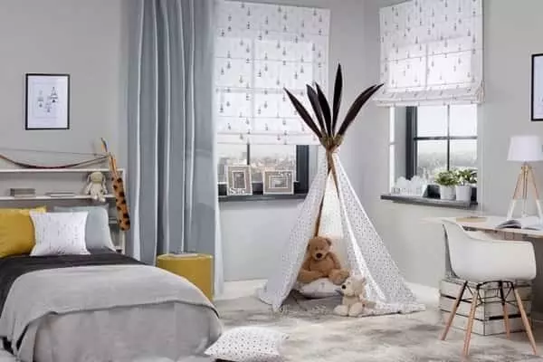 Fényáteresztő gyerekszoba függöny skandináv stílusban, teepee sátorral