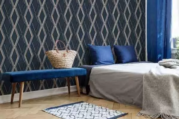 Kék-arany art-deco tapéta elegáns hálószobában, kék kiegészítőkkel