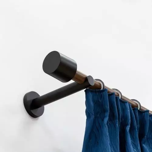 Sötét fa szimpla függönykarnis, elegáns kialakítás Szimpla fa függönykarnis sötét fából, fém kiegészítőkkel