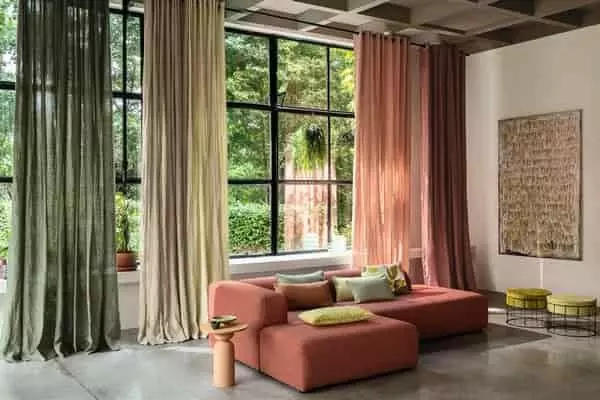Színes fényáteresztő függönyök fiatalos és természetes nappalihoz Színes fényáteresztő függönyök modern, zöldövezeti nappaliban