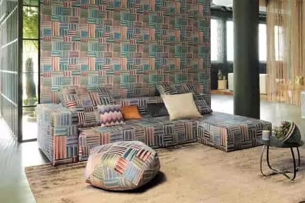 Színes patchwork jellegű, geometrikus vinyl tapéta nappaliba.