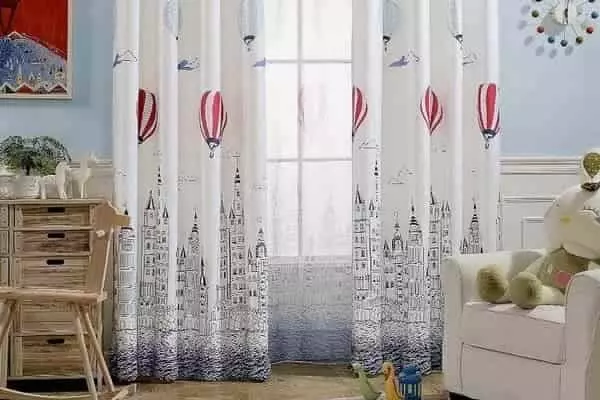 Fényáteresztő gyerek függöny városkép és légballon mintával