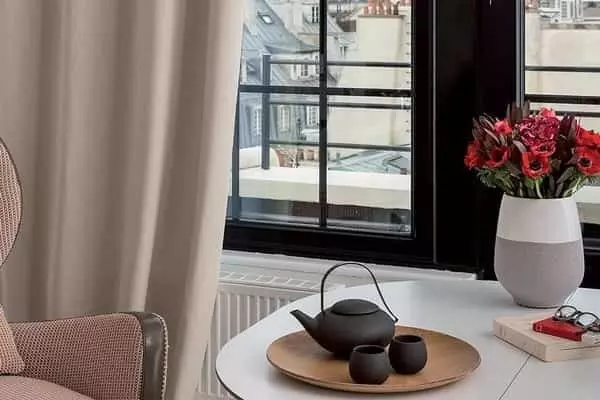 Világos zajcsökkentő függöny elegáns belvárosi lakásban