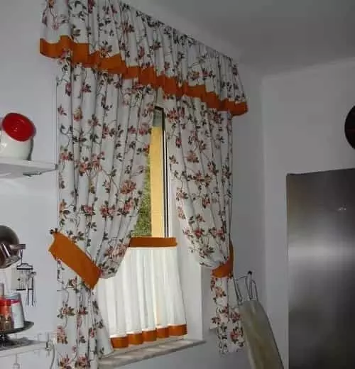 Vitrázs függöny konyhai ablakon, áttetsző, otthonos megjelenéssel