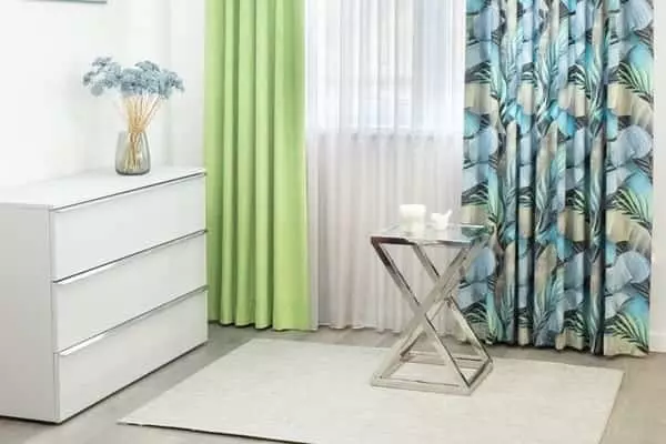 Fehér voile függöny zöld és trópusi mintás sötétítőkkel
